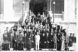 Le président Ho Chi Minh aux côtés des entrepreneurs hanoïens devant le Palais du Tonkin, le 18 septembre 1945. Photo d’archives.