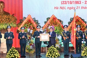 Le Premier ministre Pham Minh Chinh remet le titre de Héros des forces armées populaires au Commandement de l’armée de l’air et de la défense aérienne.
