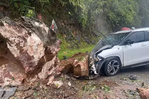 Un conducteur a été blessé lorsqu’un énorme rocher a dévalé un talus et frappé l’avant de sa voiture en circulation à Cao Pha, dans la commune Muong Bu, province Son La. Photo diffusée par la VNA. 