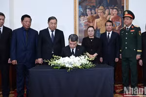 Le Premier ministre Le Minh Hung signe le registre de condoléances en hommage à Xaysomphone Phomvihane, président de l’Assemblée nationale du Laos.