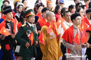 Le bloc du Front de la Patrie participe au défilé célébrant le 80ᵉ anniversaire de la Révolution d’Août et de la Fête nationale de la République socialiste du Vietnam. Photo : DDK