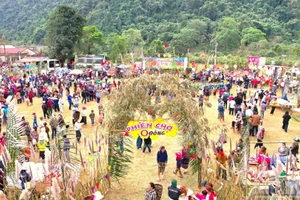 C’est la première fois que ce marché solidaire est organisé dans la commune de Huong Lap, avec la participation des soldats du poste-frontière local. L’événement a attiré non seulement de nombreux vietnamiens, mais aussi des villageois venus du district de Seponh, au Laos.