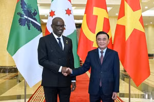 Tran Cam Tu, permanent du Secrétariat du Comité central du Parti communiste du Vietnam, et Révérien Ndikuriyo, secrétaire général du Conseil national pour la défense de la démocratie-Forces de défense de la démocratie du Burundi (CNDD-FDD). (Photo : DUY LINH)