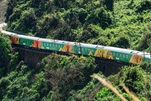 Le « Train du Bonheur » franchit le col de Hai Van.