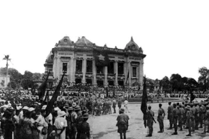 Des unités de guérilla venues des zones de résistance font leur entrée à Hanoï et se rassemblent devant l’Opéra, le 30 août 1945. Photo d’archives : VNA.