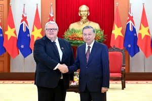 Le secrétaire général To Lam (à droite) et le président du Parlement néo-zélandais Gerry Brownlee.