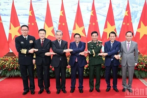 Le Premier ministre Pham Minh Chinh et les ministres des Affaires étrangères, de la Défense et de la Sécurité publique des deux pays.