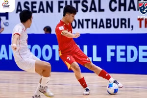 Nguyen Da Hai (numéro 7) a inscrit deux buts, contribuant à la victoire 4-0 du Vietnam face au Myanmar lors du match d'ouverture du Championnat d'Asie du Sud-Est de futsal, en Thaïlande, le 6 avril. Photo : FA 