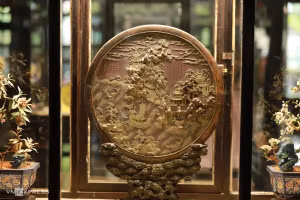 Exposition de trésors de la dynastie des Nguyen à Hue