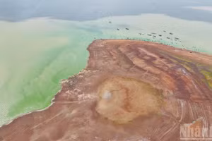 Le lac Tri An pendant la saison des basses eaux.
