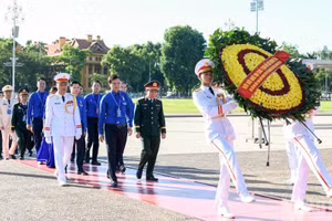 Les délégués du XIIIe Congrès national de l’Union de la jeunesse se recueillent au mausolée du Président Hô Chi Minh.