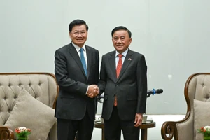 Tran Cam Tu, permanent du Secrétariat du Comité central du PCV, et Thongloun Sisoulith, secrétaire général du PPRL et président du Laos. (Photo : DUY LINH)