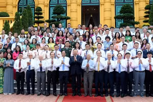 Le secrétaire général du Parti communiste vietnamien et président de la République, To Lam, rencontre 101 journalistes éminents, lauréats du Prix national de la presse, à l’occasion du 101e anniversaire de la Journée de la presse révolutionnaire vietnamienne (21 juin 1925 - 21 juin 2026).