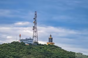 Vue aérienne du phare de Phu Quy, qui se dresse majestueusement entre ciel et mer. Avec une tour lumineuse de 18 mètres et une altitude totale dépassant 126 mètres, il figure parmi les phares les plus élevés et les plus imposants du Vietnam.