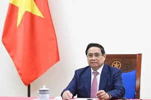 Le Premier ministre s’entretient par téléphone avec le président angolais, João Manuel Gonçalves Lourenço. Photo : TranHai. 