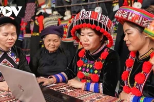 Les habitants suivent le XIVᵉ Congrès national du Parti avec une confiance indéfectible et l’espoir que les décisions stratégiques prises continueront de faire progresser le pays de manière rapide et durable.