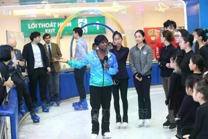 La légende française du patinage artistique Surya Bonaly échange avec de jeunes patineurs vietnamiens. Photo : VNA. 