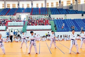 Des jeunes taekwondoïstes de Can Th au concours de passage de grade du deuxième trimestre 2025. 