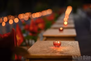 Des milliers de bougies rouges illuminent les tombes des soldats morts au combat au cimetière national des martyrs de Vi Xuyen, dans la soirée du 14 juillet.