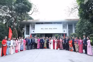 Une délégation de 60 Vietnamiens de la diaspora, originaires de 20 pays et territoires, a offert de l'encens en hommage aux rois Hùng. Photo : VNA 