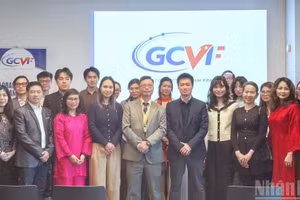 L’ambassadeur du Vietnam en France, Trinh Duc Hai, aux côtés des invités lors de la cérémonie de lancement de l’Association Global Connect Vietnam-France. (Photo : Khai Hoan)