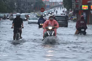 La zone située au pied du pont Niem, dans le quartier d’An Bien, à Hai Phong, est fortement inondée. Photo : VNA. 