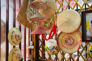 Le chapeau conique du village de Chuong (Thanh Oai, Hanoï) existe depuis des centaines d’années, étroitement lié à l’histoire de ce village ancien. Photo : Nhat Chi/congthuong.vn