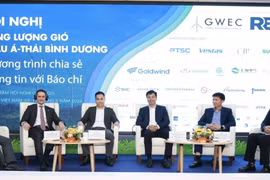 Des délégués lors de la conférence de presse sur le Sommet de l'énergie éolienne Asie-Pacifique 2026. Photo: thoibaotaichinhvietnam.vn