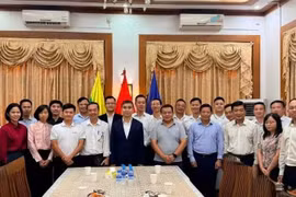 L’ambassadeur Nguyen Anh Duc pose pour une photo avec des représentants du monde des affaires vietnamien. Photo : Ambassade du Vietnam au Myanmar.
