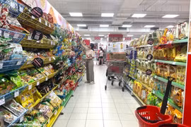 Le total des ventes au détail de biens et des recettes des services de consommation au premier semestre 2026 est estimé à 3.889,5 billions de dôngs (près de 149,6 milliards de dollars). Photo: VNA