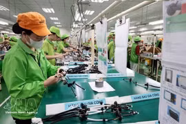 Ligne de production de faisceaux de câbles électriques chez la société Bandai Vietnam, implantée dans la zone industrielle Bo Trai, quartier de Hoa Binh, province de Phu Tho. Photo : VNA.
