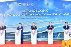 Le Premier ministre Le Minh Hung, l'ancien Premier ministre Pham Minh Chinh, le vice-Premier ministre permanent Pham Gia Tuc et le ministre de la Sécurité publique Luong Tam Quang assistent à la cérémonie d'inauguration de la ligne ferroviaire à grande vitesse Hanoi - Quang Ninh. Photo: VOV
