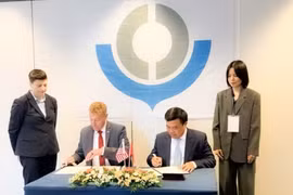 Le directeur général des Douanes du Vietnam, Nguyen Van Tho, et le commissaire des Douanes des États-Unis, Rodney Scott signent un protocole d'accord sur la coopération en matière d'échange de données électroniques. Photo : VGP.