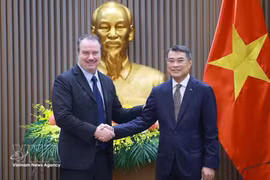 Le Premier ministre Lê Minh Hung (droite) et l’ambassadeur Rick Switzer, chef adjoint du représentant américain au Commerce (USTR). Photo : VNA.