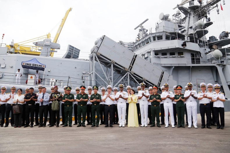 Le contre-amiral Susheel Menon, commandant de la flotte orientale de la marine indienne, accompagnée des officiers commandants du groupe de navires de la marine indienne, a effectué une visite de courtoisie à Da Nang. Photo : baocongandanang. tau-inde-cong-an-da-nang.jpg