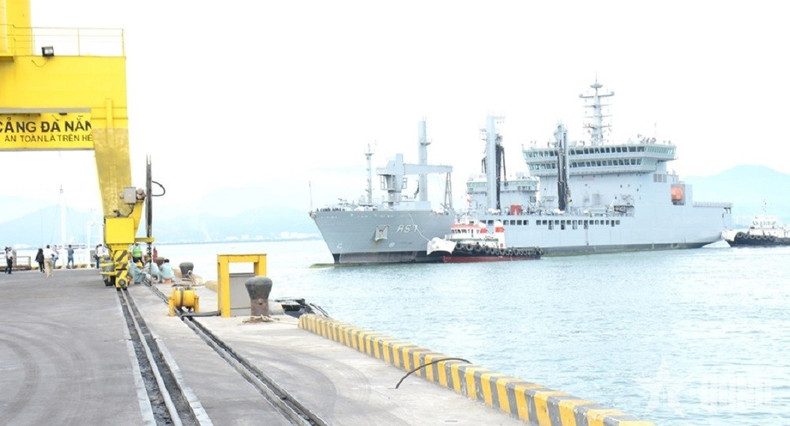 La flotte indienne, composée de trois navires, a accosté au port de Tien Sa pour une visite d’amitié à Da Nang du 24 au 27 juillet. Photo : QĐND. tau-inde-qdnd.jpg