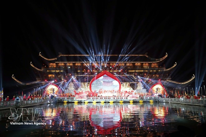 La cérémonie officielle a été immédiatement suivie du programme artistique « Tam Chuc Concert 2026 », brillamment mis en scène par le réalisateur Mai Thanh Tung, avec la participation de nombreux artistes célèbres. Photo : VNA