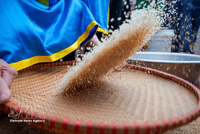 Étape de séparation de la balle de riz. Photo : VNA.