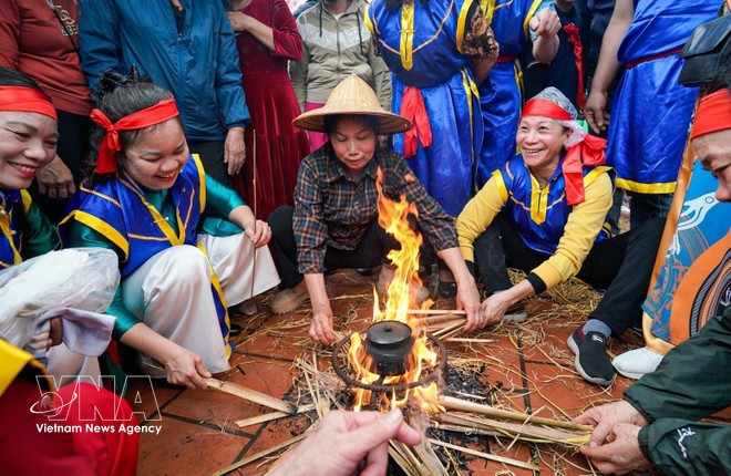 L’épreuve de cuisson du riz se déroule dans la cour de la maison communale de Thi Cam. Photo : VNA.