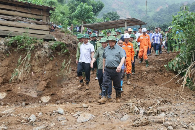Dans l’après-midi du 3 août, le Premier ministre Pham Minh Chinh s’est rendu dans la province de Dien Bien pour encourager les sinistrés et diriger les efforts de redressement après les crues et inondations. Photo : VNA. Dans l’après-midi du 3 août, le Premier ministre Pham Minh Chinh s’est rendu dans la province de Dien Bien pour encourager les sinistrés et diriger les efforts de redressement après les crues et inondations. Photo : VNA.