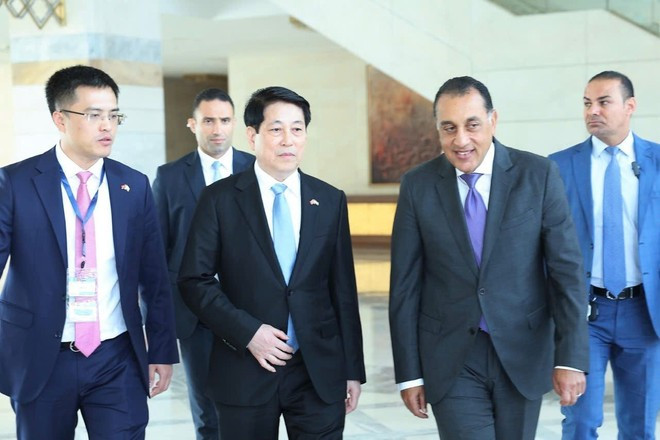 Le président Luong Cuong (centre) et le Premier ministre égyptien, Mostafa Madbouly (droite), au Caire. Photo : VNA. vna-potal-chu-tich-nuoc-luong-cuong-hoi-kien-thu-tuong-ai-cap-8192313.jpg