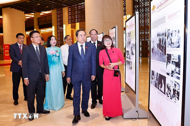 Le président de l'AN du Vietnam, Tran Thanh Man, et des délégués visitent une exposition de photos sur les activités de surpervision de l'AN. Photo : VNA. Le président de l'AN du Vietnam, Tran Thanh Man, et des délégués visitent une exposition de photos sur les activités de surpervision de l'AN. Photo : VNA.