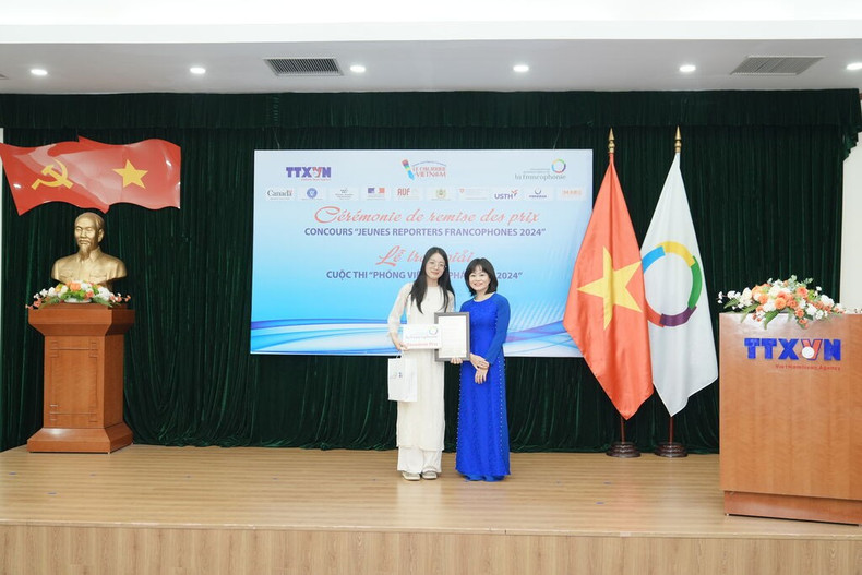 La rédactrice en chef du Courrier du Vietnam, Nguyen Hong Nga (droite), remet le 2e Prix en 2024 à la représentante de l'étudiante Le Thi Ngoc Lan de l'Université de Can Tho. La rédactrice en chef du Courrier du Vietnam, Nguyen Hong Nga (droite), remet le 2e Prix en 2024 à la représentante de l'étudiante Le Thi Ngoc Lan de l'Université de Can Tho.