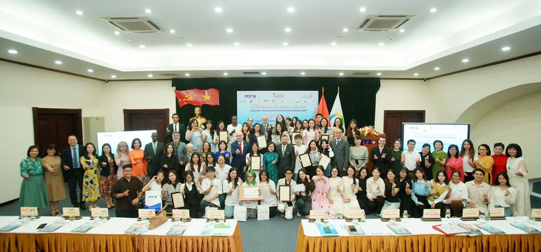 Photo de famille des délégués et participants à la cérémonie de remise des prix du concours "Jeunes Reporters Francophones 2024". Photo de famille des délégués et participants à la cérémonie de remise des prix du concours "Jeunes Reporters Francophones 2024".
