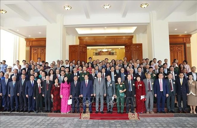 Le secrétaire général du PCV To Lam, le Premier ministre Pham Minh Chinh et d'autres dirigeants du Parti et de l'Etat, avec 80 délégués lors de l'événement. Photo : VNA. Le secrétaire général du PCV To Lam, le Premier ministre Pham Minh Chinh et d'autres dirigeants du Parti et de l'Etat, avec 80 délégués lors de l'événement. Photo : VNA.