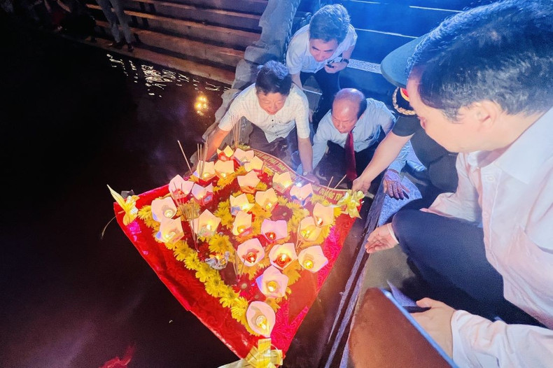 Les responsables du journal et de la radio-télévision de la province de Quang Tri ont lâché des radeaux de fleurs. Photo : laodong. ld-bao-quang-tri-laodong.jpg