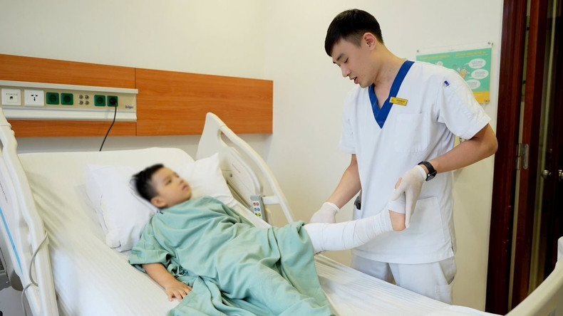 L’enfant a non seulement été sauvé, mais a pu conserver l’usage de sa jambe. Photo : Vinmec. xuong-3.jpg