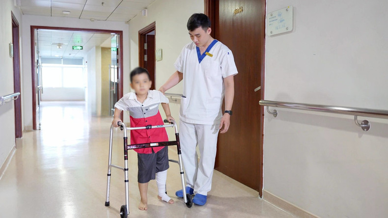Le jeune patient peut désormais marcher. Photo : Vinmec. xuong-dui-ndel.jpg