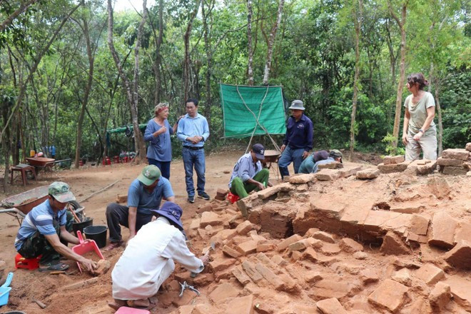Des responsables locaux et des experts indiens inspectent les travaux de restauration de tours. Photo : VNA. Des responsables locaux et des experts indiens inspectent les travaux de restauration de tours. Photo : VNA.