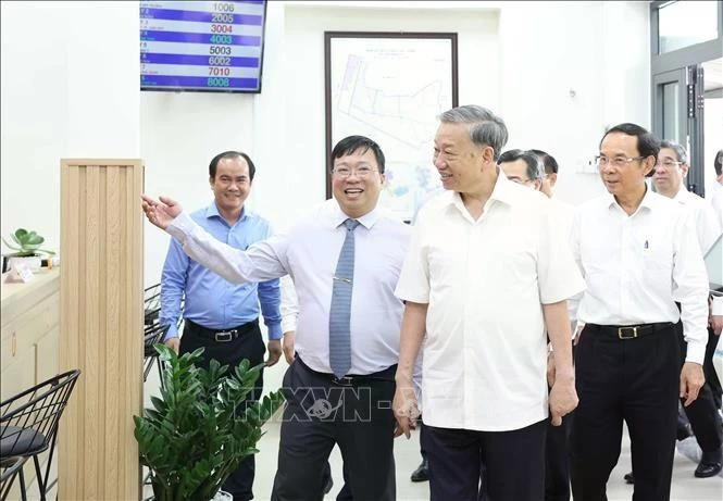 Le secrétaire général du PCV, To Lam, visite le Centre de services de l'administration publique de la commune de Tan Vinh Loc, à Ho Chi Minh-Ville. Photo : VNA. kiem-tra.jpg